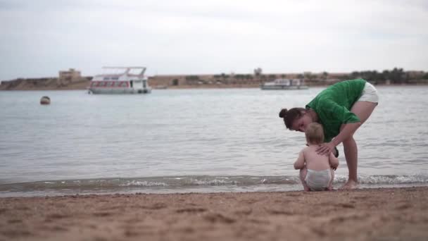 Matka z dzieckiem na plaży. — Wideo stockowe