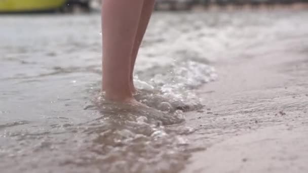 Le gambe delle donne fanno piccoli salti al rallentatore in acqua . — Video Stock