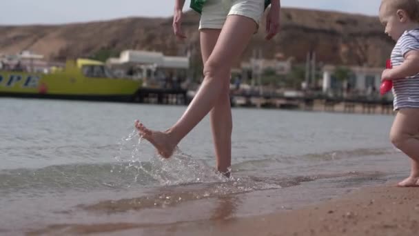 Pequeño niño corre hacia el agua en cámara lenta . — Vídeos de Stock