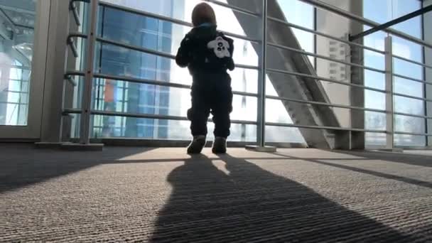 Baby jongen in de luchthaven Transit Hall kijken naar vliegtuig, Slow Motion — Stockvideo