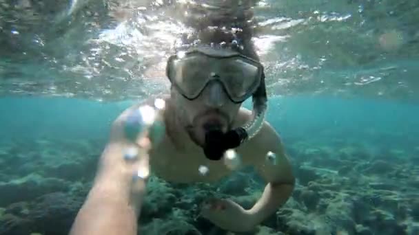 Ein junger Mann mit Maske taucht unter Wasser, zeigt eine Geste ok, Zeitlupe — Stockvideo