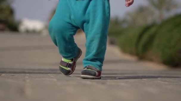 スローモーションで小さな子供のかわいい面白いステップ. — ストック動画