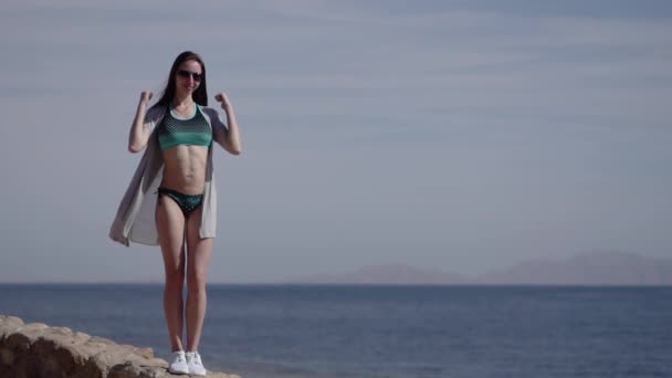 Szexi modell ABS shot hüvelykujját a lassú mozgás. — Stock videók