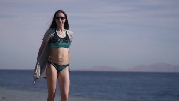 Flicka med ABS dansa på stranden i slow motion. — Stockvideo