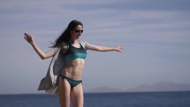 Sexy meisje dansen op het strand en stuur luchtkussen in slow motion. — Stockvideo