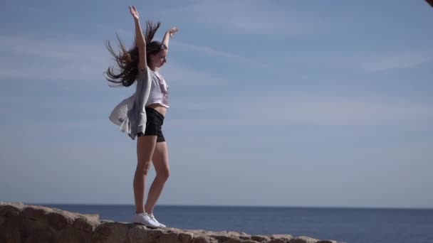 Sexig tjej dansa på stranden och skicka luft kyss i slow motion. — Stockvideo