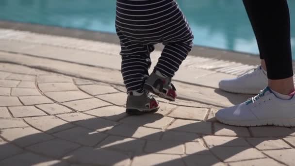 Petit enfant debout et tomber au ralenti près de la piscine — Video