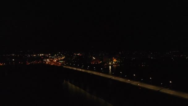 Ponte iluminada sobre o rio com carros em movimento em Kiev no verão — Vídeo de Stock