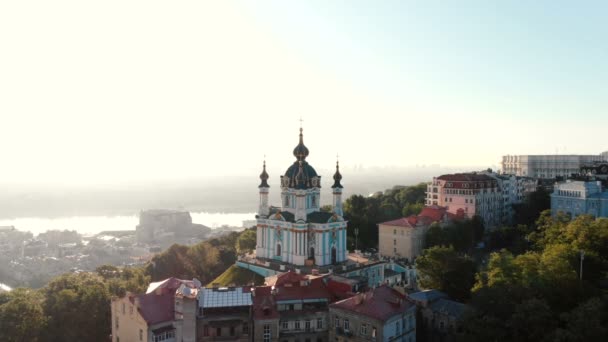 Gyönyörű Szent András templom és a pezsgő Dnipro folyó nyáron 4k — Stock videók