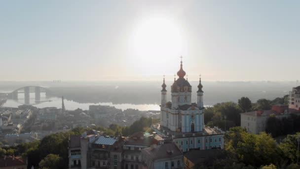 Arty Szent András templom és a pezsgő Dnipro folyó naplementekor 4k — Stock videók