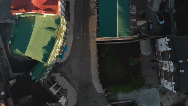 Foto aérea de una calle con un edificio histórico restaurado y un parque en verano — Vídeos de Stock