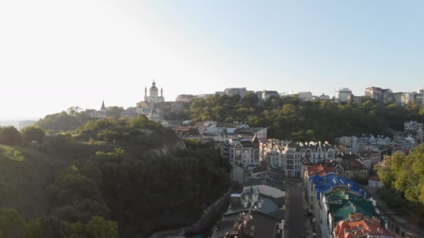 Antenn av en grön kulle med kyrkan Saint Andrew och historiska hus på sommaren — Stockvideo