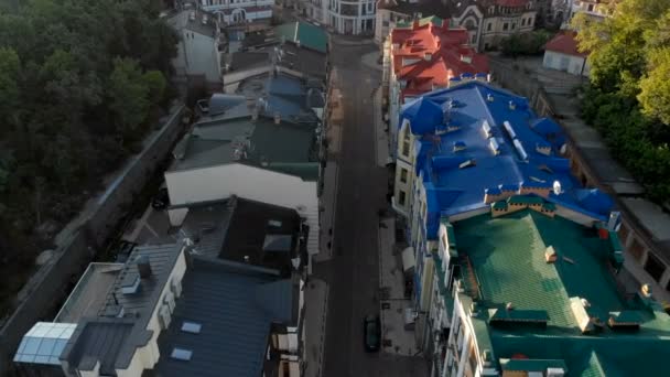 Foto aérea de alegre comunidad con edificios históricos restaurados en slo-mo — Vídeos de Stock