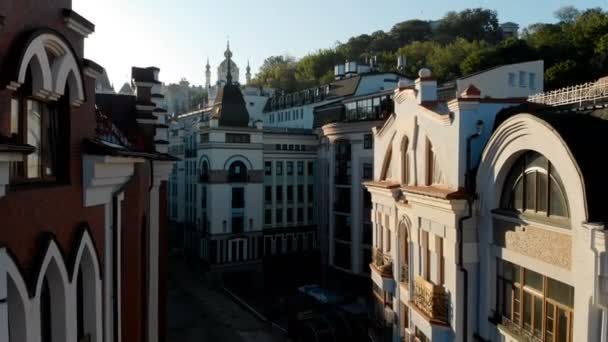 Antenne beeindruckender retro aussehender Gebäude in Kyiv auf einem grünen Hügel im Sommer — Stockvideo