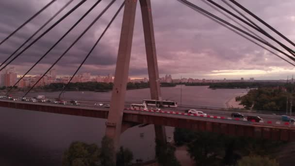 Pont haut avec hawsers triangulaires sur le Dnipro au coucher du soleil impressionniste — Video