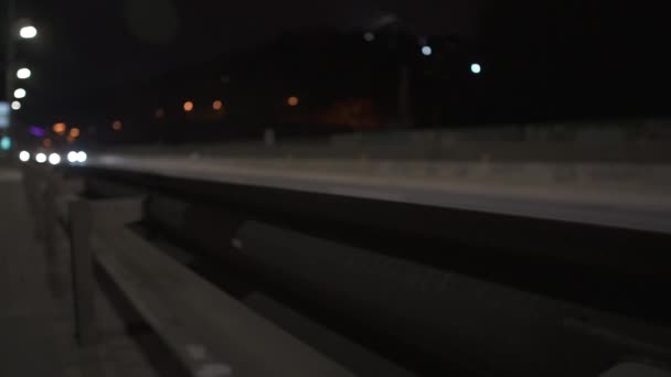 Trafic de nuit sur la route de la capitale de l'Ukraine - Kiev . — Video