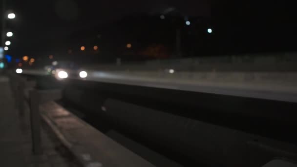 Trafic de nuit sur la route de la capitale de l'Ukraine - Kiev . — Video