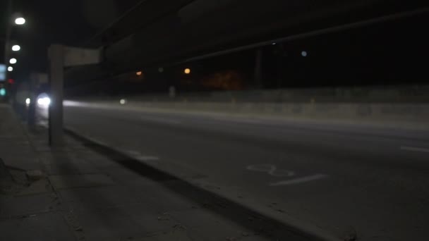 Arabalar gece yolunda hareket - düşük açı görünümü. — Stok video