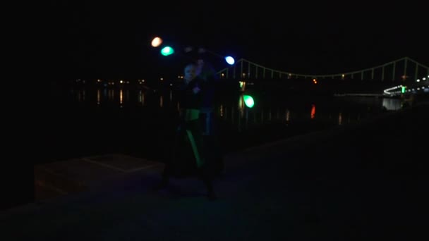 Dwóch artystów mężczyzna i kobieta w czarnych garniturach skręcać LED POI w zwolnionym tempie. — Wideo stockowe