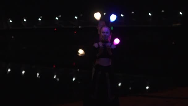 Dwóch artystów cyrku mężczyzny i kobiety w czarnych garniturach, które obracają LED POI — Wideo stockowe
