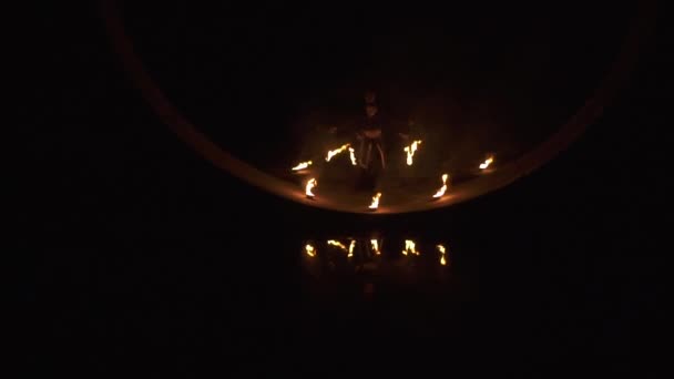 두 젊은 서커스 예술가가 슬로우 모션으로 다리 아래 도시 불꽃 쇼를 합니다.. — 비디오