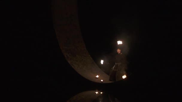 素晴らしいサーカスアーティストは、危険な火災ショーを作る、彼はスローモーションでポイを回転させます. — ストック動画