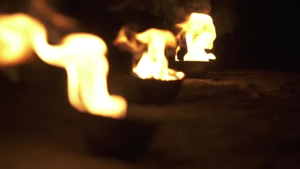 Чаши с огнем сияют и горят в замедленной съемке . — стоковое видео