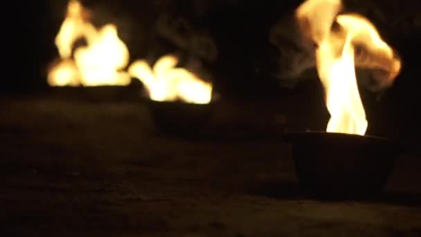 Zaostřování na misku s ohněm, který září a hoří v pomalém pohybu. — Stock video