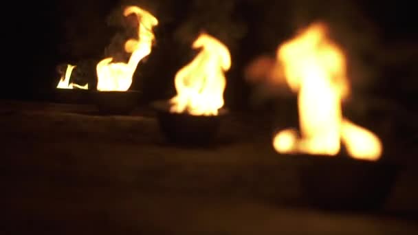 Concentrandosi sulla ciotola con fuoco che brillano e bruciano al rallentatore . — Video Stock