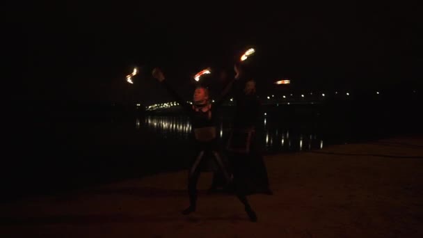 Νυχτερινή εκπομπή των δύο αρτιστών με LED POI στην όχθη του ποταμού. — Αρχείο Βίντεο