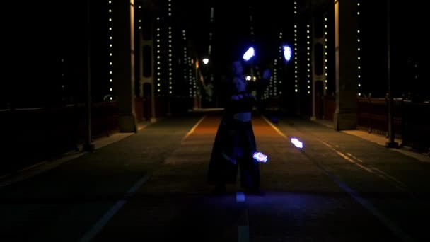 Nádherný tanec s LED POI cirkusových umělců, muž a žena na prázdném mostě — Stock video