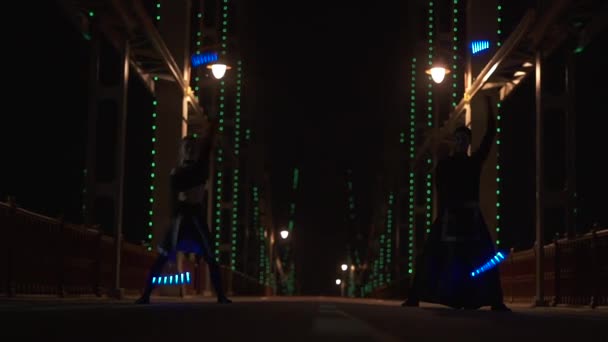 Belle danse avec poi led d'artistes de cirque homme et femme sur le pont vide — Video