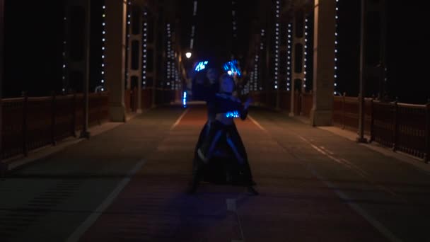 Incredibile danza con led poi di artisti circensi uomo e donna sul ponte — Video Stock