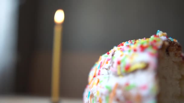 Uzavřete záběr velikonočního a svíčkami, který stojí na stole — Stock video