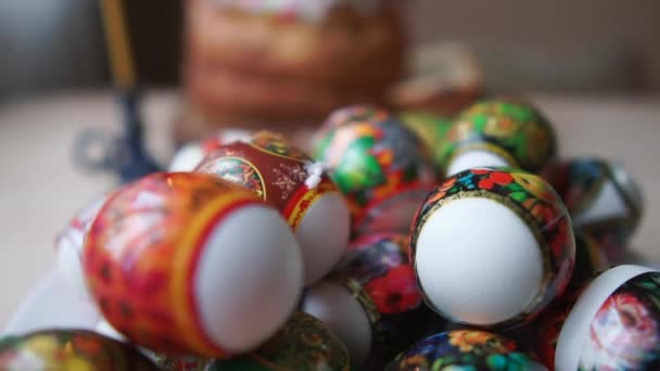 Velikonoční vajíčka nálepky na vejcích, která leží na bílém talíři. — Stock video