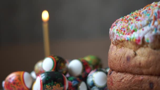 Een kerk taper brandt op de paasvakantie tafel naast de eieren en Pasen. — Stockvideo