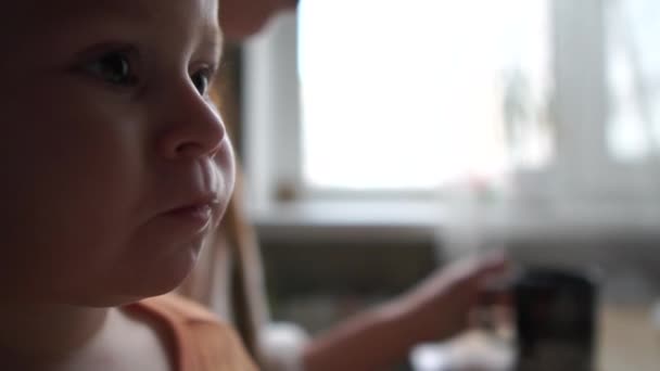 Bebê bonito comer Páscoa em câmera lenta close up shot . — Vídeo de Stock