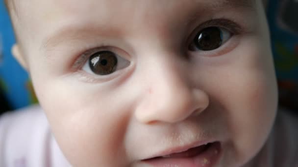 Komik erkek bebek başını kaldırarak, gülümseyerek ve yavaş çekimde kameraya bakıyor — Stok video