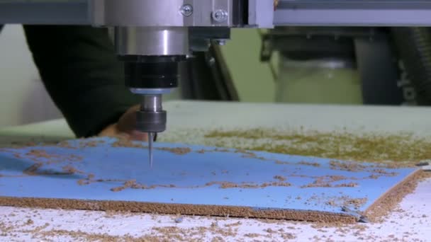 Máquina de torno y un taladro haciendo un agujero en un cartón de papel en un taller de planta — Vídeos de Stock