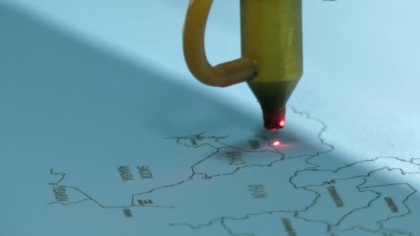 Dispozitiv programat pentru PC desenând o hartă din Orientul Mijlociu pe carton folosind laser la fabrică — Videoclip de stoc
