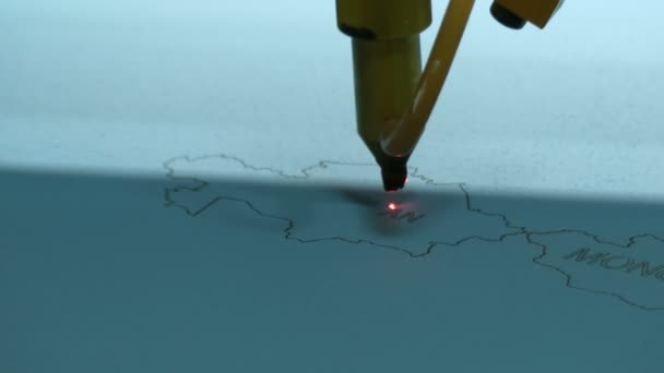 Computergesteuertes Gerät, das mittels Laser eine Landkarte auf einen Karton zeichnet — Stockvideo