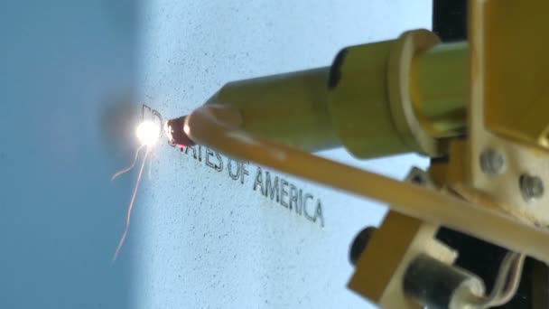 Laser controlado por computador fazendo o mapa dos EUA em uma cartolina na oficina — Vídeo de Stock