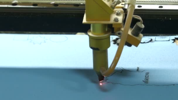 Strumento controllato dal computer che disegna una mappa di stato su un cartone usando il laser — Video Stock