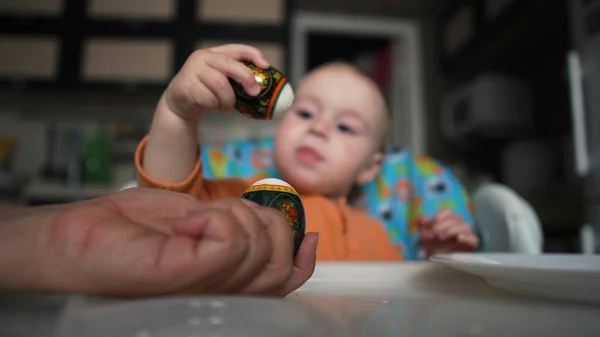 4k-schattige kleine jongen maakt Egg Fight met de hand van zijn moeder — Stockfoto