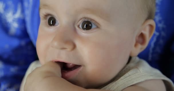 4K - Um bebezinho chupa o dedo de perto, câmera lenta — Vídeo de Stock