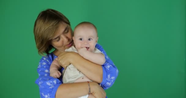 4K - Mamãe beija uma criança que chupa um dedo, câmera lenta, chromakey — Vídeo de Stock