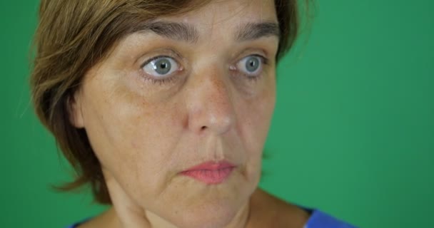 Eine ehrliche Frau schaut überrascht, ihre Augen sind gerundet, Zeitlupe — Stockvideo