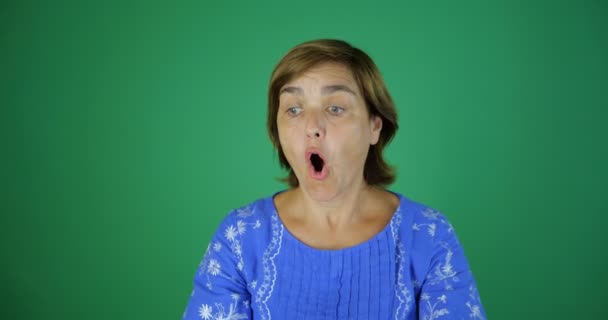 4K-en kvinna öppnar munnen med ångest, lägger händerna på hakan — Stockvideo