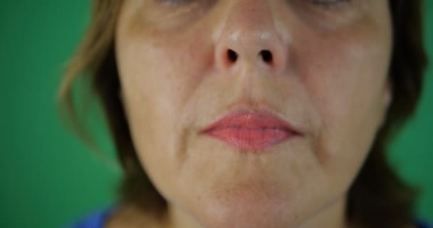 4k - Mulher adulta mostrando língua, sua boca de perto, câmera lenta — Vídeo de Stock