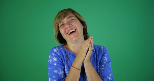4K-en kvinna med ett vackert kort hår skrattar uppriktigt, slow motion — Stockvideo